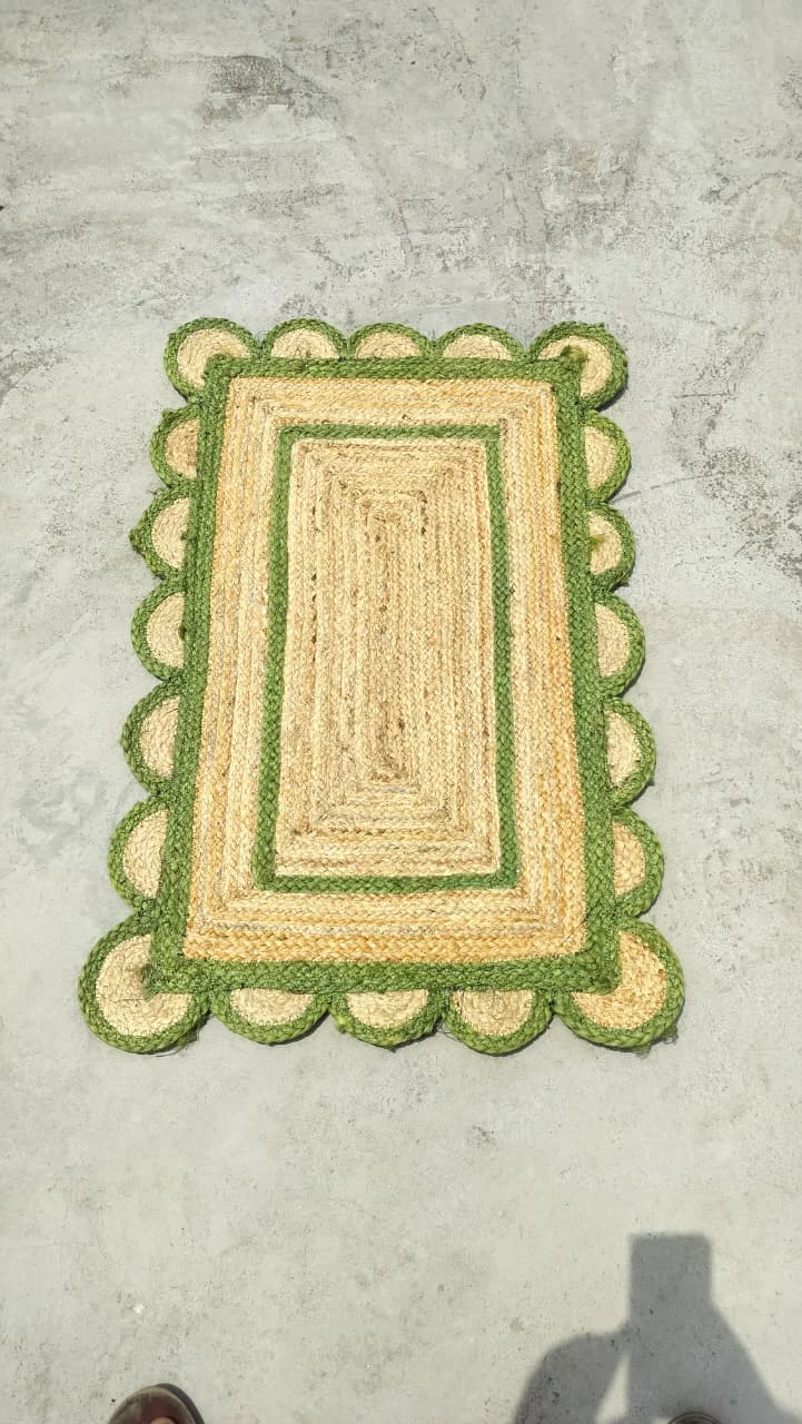 Handwoven Natural Scalloped Jute Area Rug