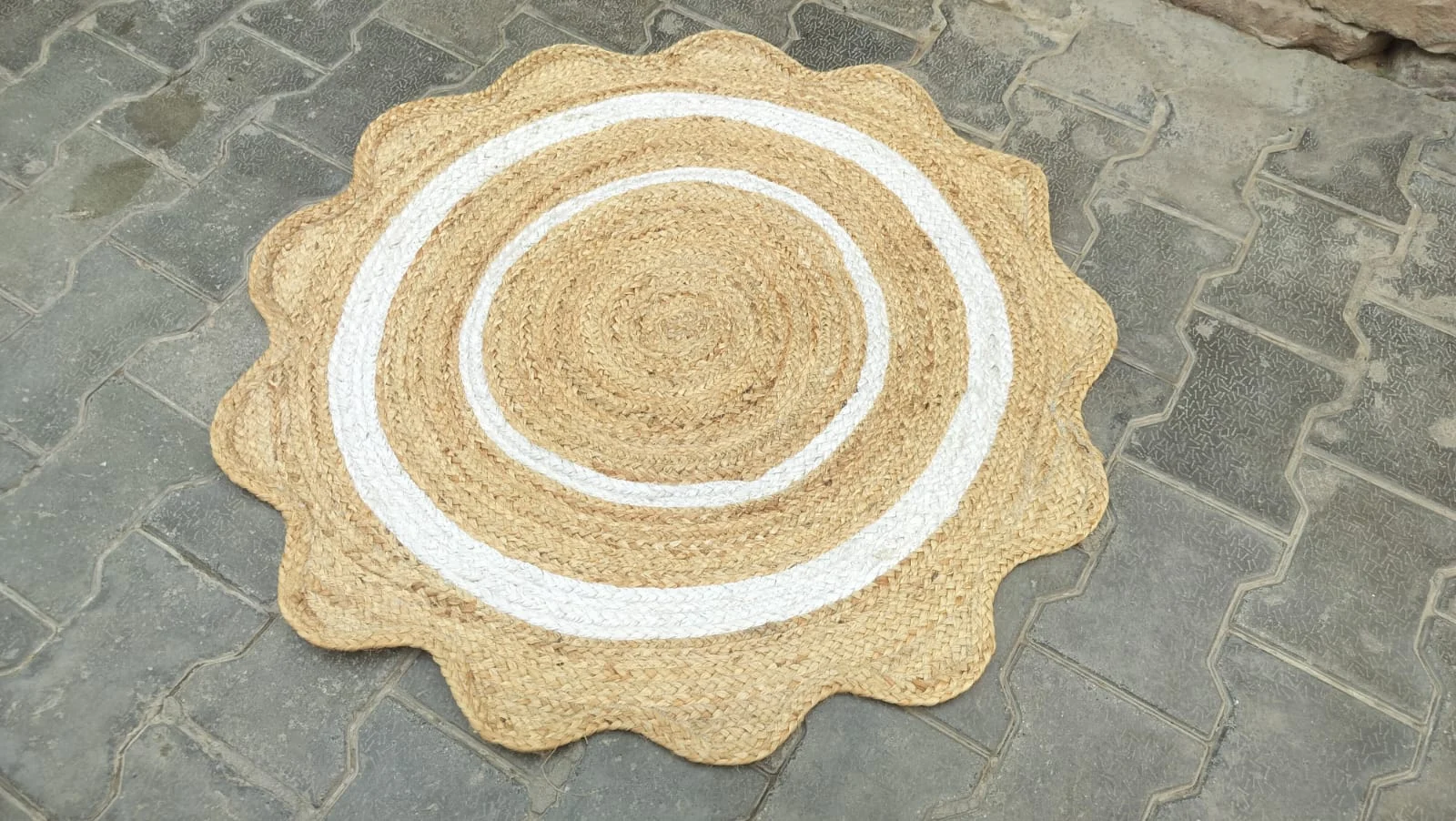 Round Jute Rug – Handwoven Natural Boho Area Rug with White Border