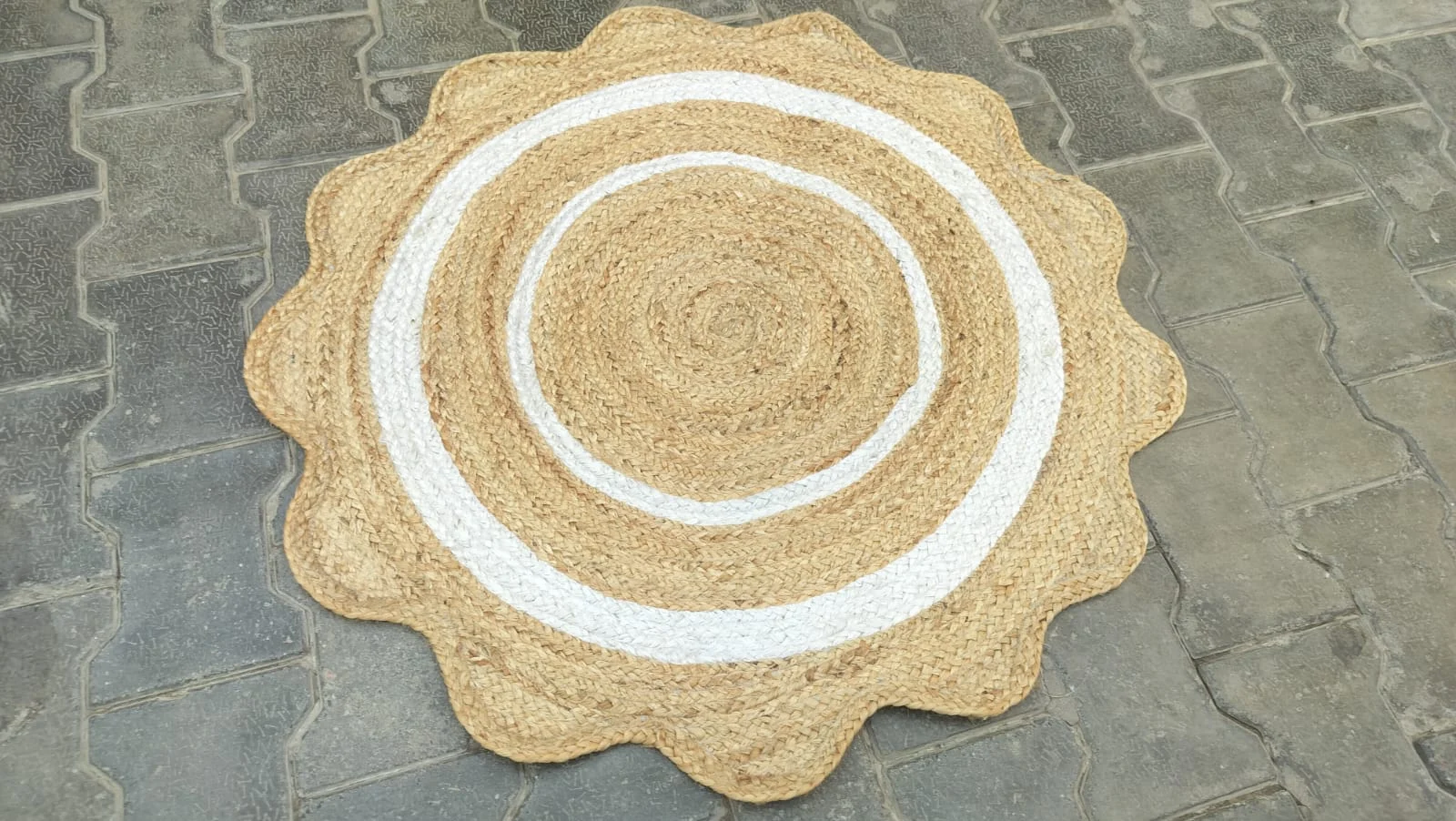 Round Jute Rug – Handwoven Natural Boho Area Rug with White Border