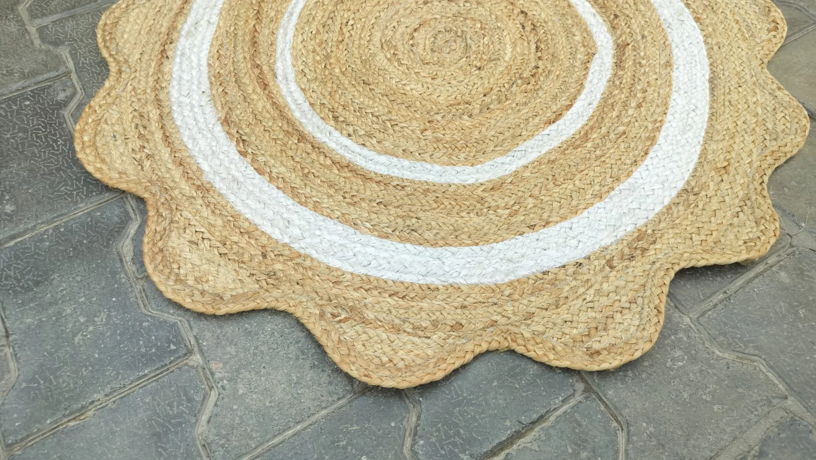 Round Jute Rug – Handwoven Natural Boho Area Rug with White Border