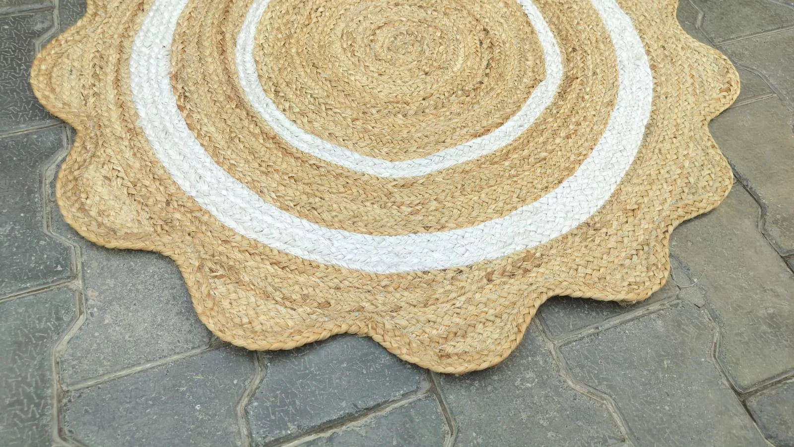 Round Jute Rug – Handwoven Natural Boho Area Rug with White Border