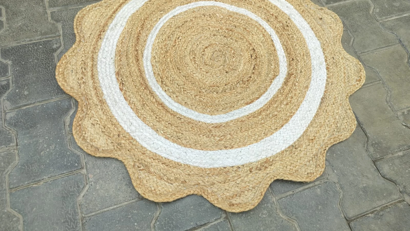 Round Jute Rug – Handwoven Natural Boho Area Rug with White Border
