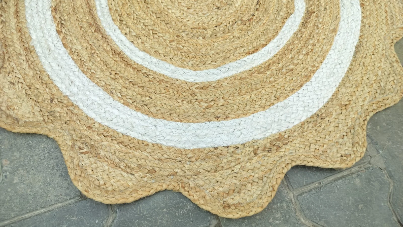Round Jute Rug – Handwoven Natural Boho Area Rug with White Border