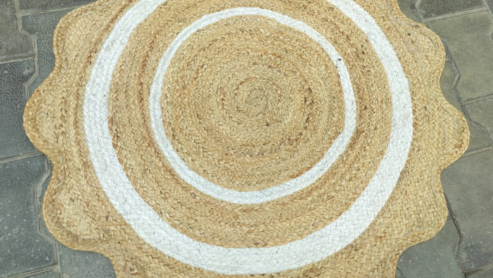 Round Jute Rug – Handwoven Natural Boho Area Rug with White Border
