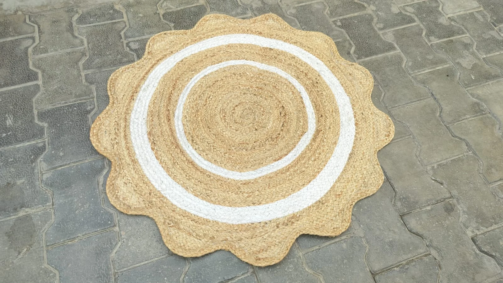 Round Jute Rug – Handwoven Natural Boho Area Rug with White Border